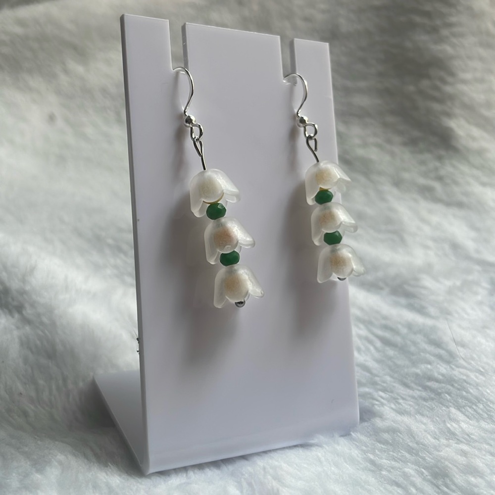 White flower, beaded dangle earrings